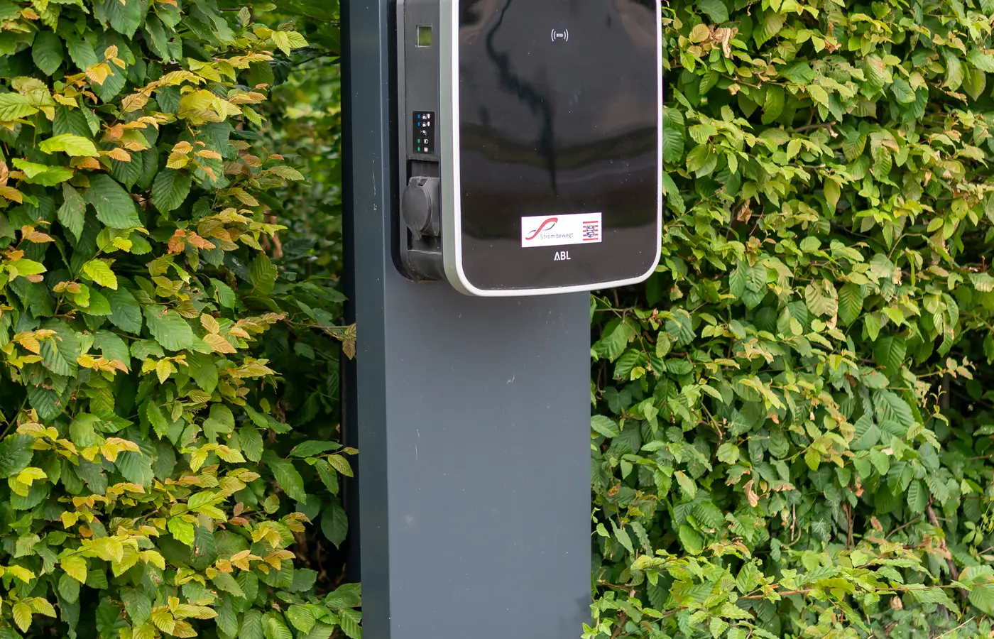 Wallbox para recarga de carro elétrico instalado em vaga residencial